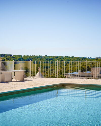 Trullo Emmebi Vista Valle D'Itria: Blau, Schwimmbad, Gartenmöbel, Verbundwerkstoff, Resort, Schatten, Eco Hotel, Deck, Sonnenliege, Stuhl