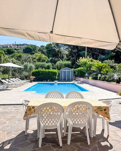 Villa Cecilia: Schwimmbad, Resort, Gartenmöbel, Eco Hotel, Freizeit, Regenschirm, Schatten, Hotel, Sonnenliege, Thermae