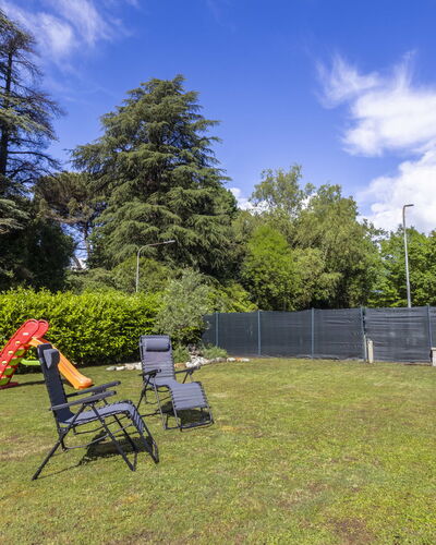 Harmony House: Strauch, Garten, Schatten, Rasen, Sonnenlicht, Landscaping, Garten, Park, Immergrün