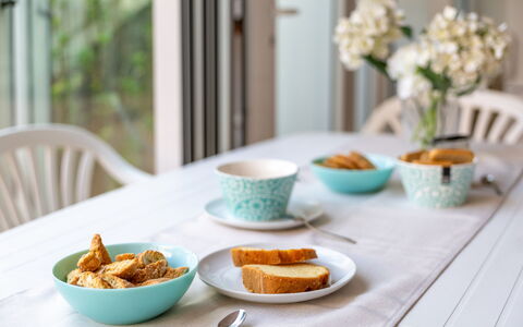 Veranda sul Conero: Geschirr, Servierware, Dishware, Tabelle, Möbel, Essen, Drinkware, Teller, Porzellan, Tasse