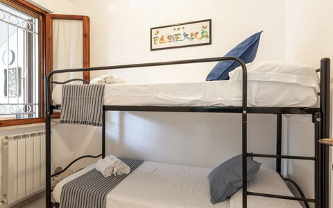Veranda sul Conero: Schlafzimmer, Bett, Möbel, Bedding, Bettdecke, Interior Design, Bettrahmen, Fussboden, Linens, Etagenbett