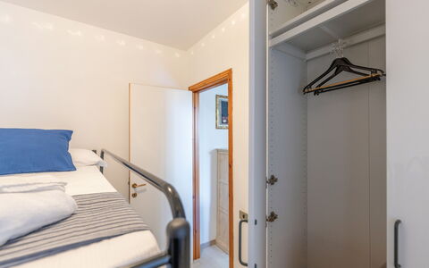 Veranda sul Conero: Möbel, Interior Design, Bett, Schlafzimmer, Wand, Fussboden, Flooring, Bettdecke, Holz, Decke