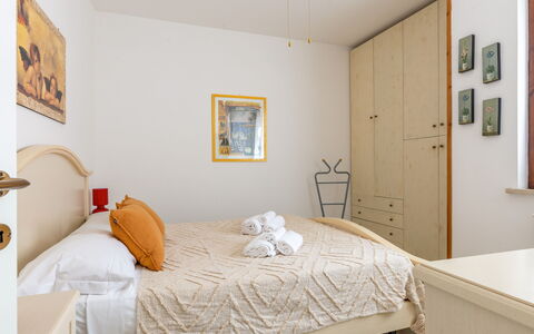 Veranda sul Conero: Möbel, Bett, Interior Design, Schlafzimmer, Wand, Bedding, Bettdecke, Zimmer, Fussboden, Holz