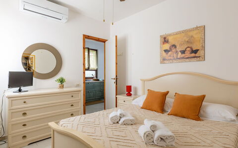 Veranda sul Conero: Möbel, Bett, Interior Design, Schlafzimmer, Wand, Holz, Flooring, Fussboden, Decke, Bedding