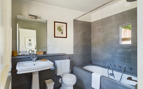 Loft Borgo Syrah: Badezimmer, Armatur, Flooring, Interior Design, Badewanne, Fussboden, Zapfhahn, Toilette, Sinken, Installation