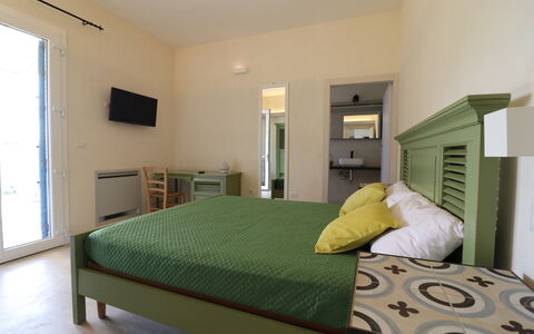 Elegante Villa Casale 50: Möbel, Bett, Interior Design, Schlafzimmer, Fussboden, Flooring, Holz, Bettdecke, Decke, Bedding