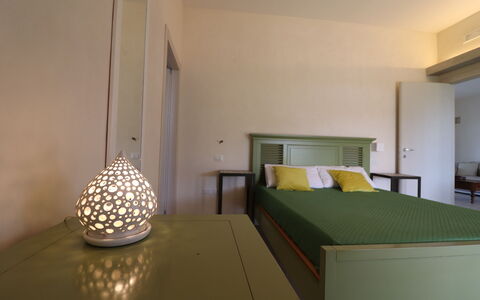 Elegante Villa Casale 50: Möbel, Interior Design, Bett, Fussboden, Flooring, Schlafzimmer, Wand, Holz, Decke, Zimmer