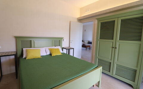 Elegante Villa Casale 50: Möbel, Bett, Interior Design, Schlafzimmer, Holz, Fussboden, Flooring, Decke, Beleuchtung, Zimmer