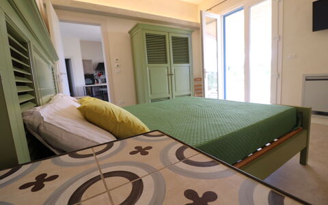 Elegante Villa Casale 50: Möbel, Bett, Schlafzimmer, Interior Design, Fussboden, Flooring, Holz, Bettdecke, Bedding, Zimmer