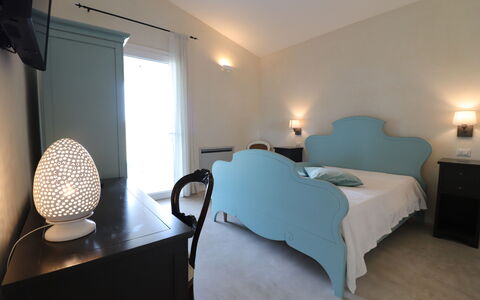 Elegante Villa Casale 50: Möbel, Interior Design, Schlafzimmer, Fussboden, Bett, Flooring, Bettdecke, Zimmer, Textil, Beleuchtung