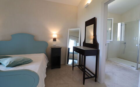 Elegante Villa Casale 50: Möbel, Interior Design, Schlafzimmer, Fussboden, Bett, Zimmer, Flooring, Beleuchtung, Decke, Bettdecke