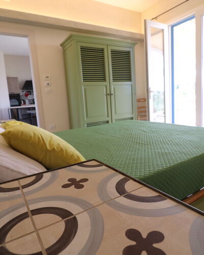 Elegante Villa Casale 50: Möbel, Bett, Schlafzimmer, Interior Design, Fussboden, Flooring, Holz, Bettdecke, Bedding, Zimmer