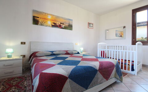 Villa Camerini, Nature, Bikes and Beaches: Fussboden, Interior Design, Möbel, Wohnung, Schlafzimmer, Zimmer, Bett, Bedding, Bettrahmen, Bilderrahmen