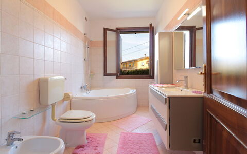Villa Camerini, Nature, Bikes and Beaches: Badezimmer, Armatur, Flooring, Interior Design, Fussboden, Bad Sink, Sinken, Zapfhahn, Toilette, Installation