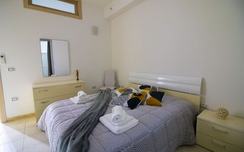 Villa i Gabbiani Otranto: Bett, Schlafzimmer, Bettdecke, Bedding, Interior Design, Möbel, Holz, Flooring, Fussboden, Zimmer