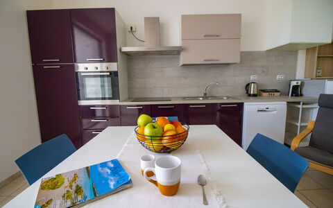 Villa i Gabbiani Otranto: Möbel, Flooring, Interior Design, Holz, Major Appliance, Küchengerät, Küche, Fussboden, Countertop, Zimmer