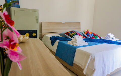 Elaia'S House Cannole: Möbel, Interior Design, Fussboden, Flooring, Schlafzimmer, Bett, Holz, Bettdecke, Textil, Zimmer