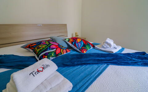 Elaia'S House Cannole: Möbel, Flooring, Fussboden, Interior Design, Holz, Schlafzimmer, Linens, Bett, Textil, Bettdecke