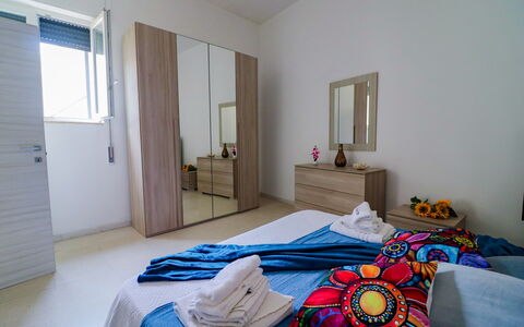 Elaia'S House Cannole: Möbel, Interior Design, Flooring, Fussboden, Holz, Schlafzimmer, Bett, Textil, Zimmer, Bettdecke