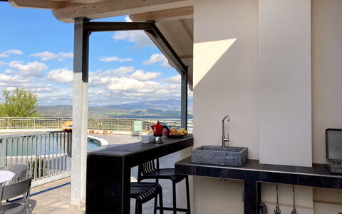 Villa Ombrone: Möbel, Stuhl, Gartenmöbel, Decke, Schatten, Küche & Esszimmer Tisch, Countertop, Glas, Küche, Light Fixture