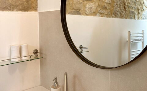 Villa Ombrone: Wand, Spiegel, Armatur, Interior Design, Badezimmer, Bad Sink, Installation, Zapfhahn, Sinken, Fliese