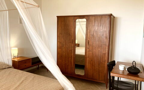 Villa Ombrone: Möbel, Bett, Schlafzimmer, Interior Design, Fussboden, Flooring, Holz, Bettdecke, Bedding, Beleuchtung