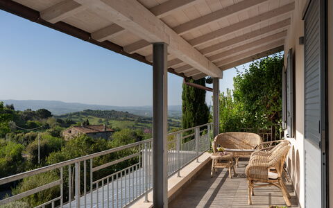 Villa Ombrone: Holz, Veranda, Möbel, Zuhause, Balkon, Tür, Gartenmöbel, Deck, Schatten, Holzbeize