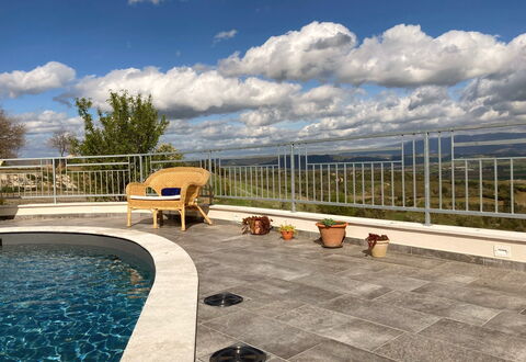 Villa Ombrone: Gartenmöbel, Schwimmbad, Verbundwerkstoff, Flagstone, Schatten, Stuhl, Beton, Fliese, Resort, Water Feature