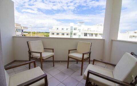 Anisia'S Home Otranto: Wohnung, Balkon, Decke, Stuhl, Eigentumswohnung, Hartholz, Daylighting, Küche & Esszimmer Tisch