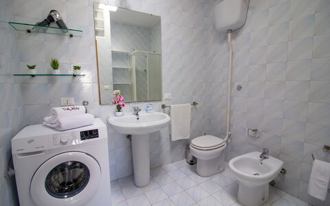 Anisia'S Home Otranto: Armatur, Flooring, Badezimmer, Fussboden, Toilette, Interior Design, Toilleten Sitz, Bad Sink, Sinken, Installation