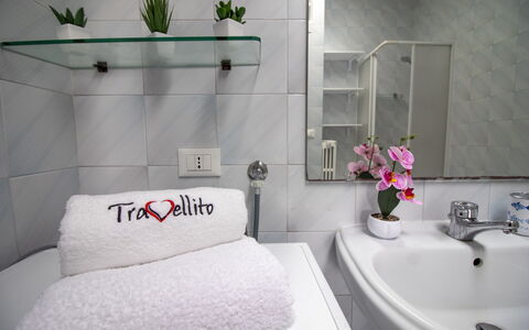 Anisia'S Home Otranto: Interior Design, Zimmer, Bad Sink, Armatur, Installation, Linens, Sinken, Zapfhahn, Zimmerpflanze