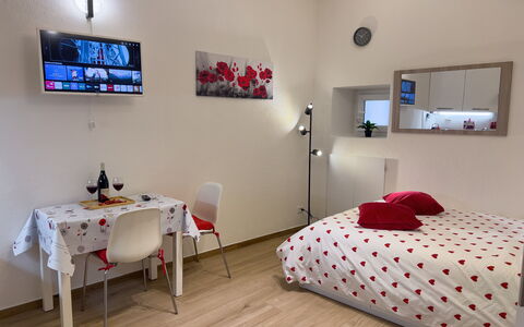 Studio Piccolo al Verticale - Levanto: Interior Design, Möbel, Flooring, Schlafzimmer, Fussboden, Bett, Decke, Zimmer, Textil, Bettdecke