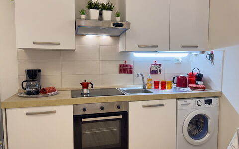 Studio Piccolo al Verticale - Levanto: Küchengerät, Küche, Major Appliance, Countertop, Haushaltsgerät, Cabinetry, Interior Design, Flooring, Waschmaschine, Herd