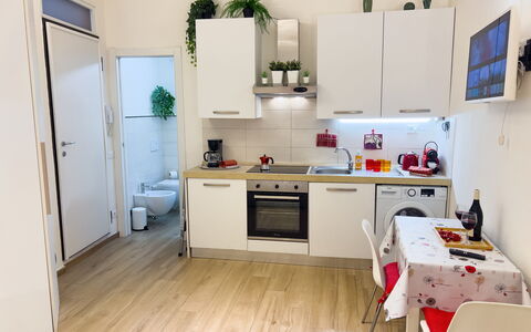 Studio Piccolo al Verticale - Levanto: Küchengerät, Küche, Möbel, Flooring, Countertop, Major Appliance, Interior Design, Fussboden, Holz, Cabinetry