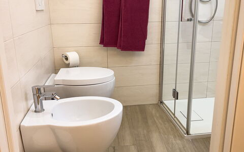 Studio Piccolo al Verticale - Levanto: Toilleten Sitz, Badezimmer, Toilette, Armatur, Flooring, Fussboden, Sinken, Installation, Interior Design, Zapfhahn