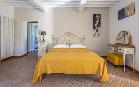 House in Sassa, Historic Tuscany Village, View: Möbel, Wand, Schlafzimmer, Flooring, Interior Design, Bett, Holz, Fussboden, Bettdecke, Zimmer