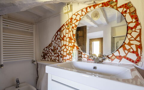 House in Sassa, Historic Tuscany Village, View: Armatur, Installation, Zapfhahn, Badezimmer, Spiegel, Fliese