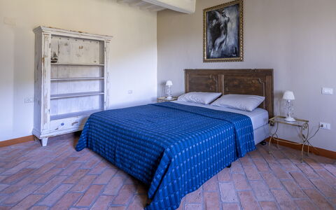 House in Sassa, Historic Tuscany Village, View: Möbel, Bett, Schlafzimmer, Wand, Flooring, Fussboden, Holz, Bedding, Bettdecke, Interior Design