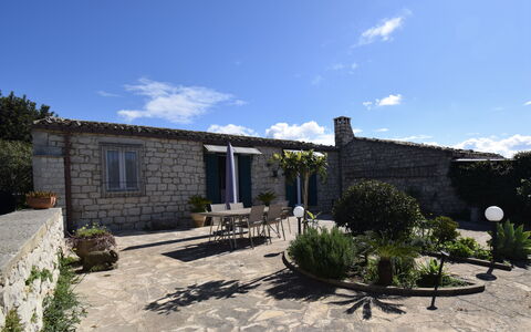 Villa Il Carato, Private Pool, Modica: Zuhause, Tür, Blumentopf, Hütte, Garten, Flagstone, Zimmerpflanze, Landscaping, Steinwand, Estate
