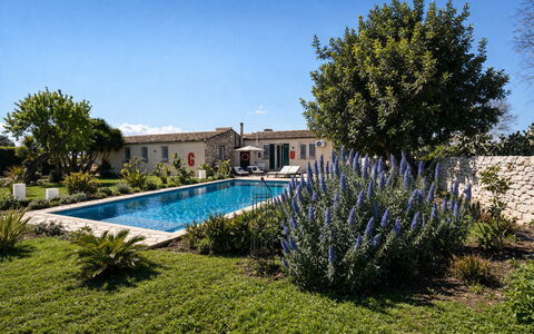 Villa Il Carato, Private Pool, Modica: Garten, Estate, Landscaping, Hütte, Hazienda, Hinterhof, Blumentopf, Hof, Bauernhaus, Schwimmbad