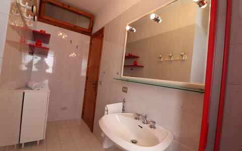 Myriam: Bad Sink, Armatur, Badezimmer, Flooring, Sinken, Fussboden, Interior Design, Zapfhahn, Zimmer, Installation