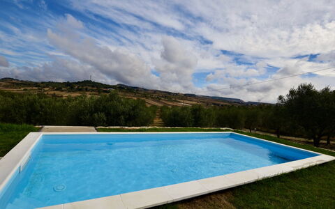 Villa Margi: Blau, Schwimmbad, Hinterhof