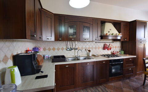 Villa Margi: Küche, Küchengerät, Major Appliance, Countertop, Holz, Möbel, Interior Design, Cabinetry, Flooring, Herd