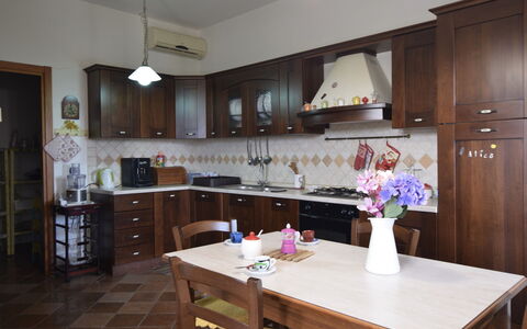 Villa Margi: Möbel, Küche, Flooring, Holz, Interior Design, Countertop, Cabinetry, Küchengerät, Fussboden, Schrank