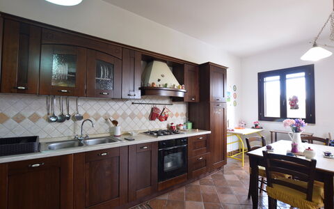 Villa Margi: Küche, Interior Design, Holz, Flooring, Möbel, Countertop, Fussboden, Küchengerät, Major Appliance, Zimmer