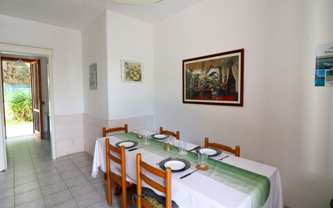 Amanda: Möbel, Tabelle, Flooring, Küche & Esszimmer Tisch, Fussboden, Interior Design, Esszimmer, Stuhl, Tischdecke, Zimmer