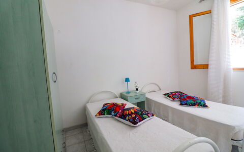 Amanda: Wand, Schlafzimmer, Fussboden, Bett, Flooring, Interior Design, Möbel, Textil, Bettdecke, Linens