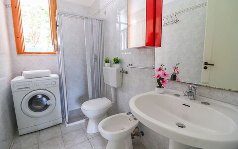 Amanda: Bad Sink, Armatur, Badezimmer, Sinken, Flooring, Toilleten Sitz, Toilette, Fussboden, Interior Design, Zapfhahn