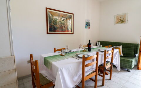 Amanda: Möbel, Flooring, Interior Design, Fussboden, Holz, Tabelle, Küche & Esszimmer Tisch, Esszimmer, Stuhl, Zimmer