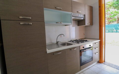Amanda: Küchengerät, Küche, Countertop, Spüle, Major Appliance, Cabinetry, Holz, Flooring, Herd, Herd